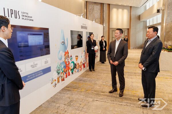 신동빈 롯데 회장과 이돈태 롯데지주 디자인실장(오른쪽 두번째)이 롯데의 디자인 전략 및 혁신 사례를 소개하는 전시 부스를 살펴보고 있다. [롯데]