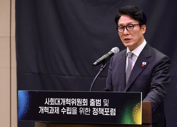 김민석 국무총리가 15일 서울 여의도 국회박물관에서 열린 사회대개혁위원회 출범 및 개혁과제 수립을 위한 정책 포럼에서 축사하고 있다. [이하 연합뉴스]