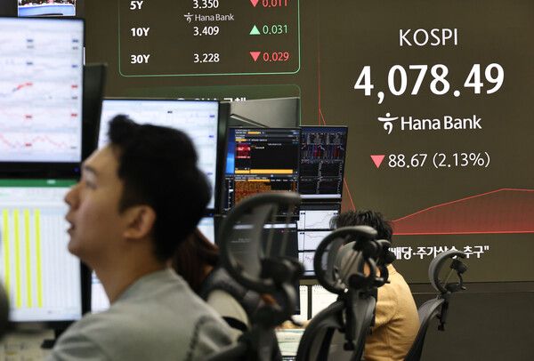 15일 서울 중구 하나은행 딜링룸 모습. [연합뉴스]