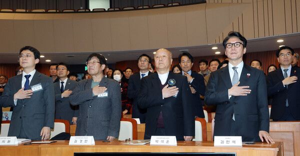 김민석 국무총리(왼쪽)와 박석운 위원장을 비롯한 참석자들이 15일 서울 여의도 국회박물관에서 열린 사회대개혁위원회 출범 및 개혁과제 수립을 위한 정책 포럼에서 국기에 경례하고 있다.