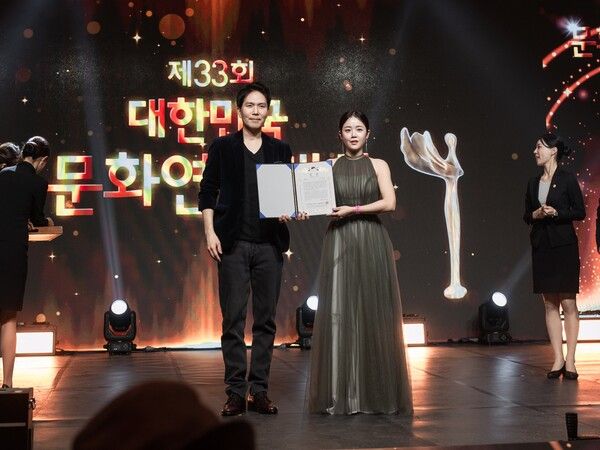 한국인플루언서콘텐츠협회 글로벌 탑 인플루언서 미니결이 지난 10일 그랜드 하얏트 서울호텔 그랜드볼룸에서 열린 대한민국문화연예대상 시상식에서 '생활부문 인플루언서 대상'을 수상했다. [한국인플루언서콘텐츠협회]