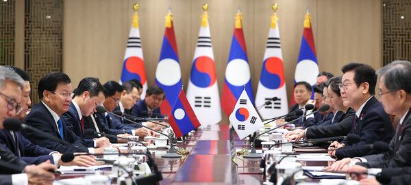 이재명 대통령과 통룬 시술릿 라오스 국가주석이 15일 용산 대통령실에서 정상회담을 하고 있다.