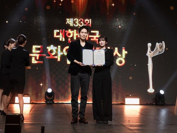 한국인플루언서콘텐츠협회 글로벌 탑 인플루언서 더에르고가 지난 10일 그랜드 하얏트 서울호텔 그랜드볼룸에서 열린 대한민국문화연예대상 시상식에서 '유아동 생활부문 인플루언서 대상'을 수상했다. [한국인플루언서콘텐츠협회]