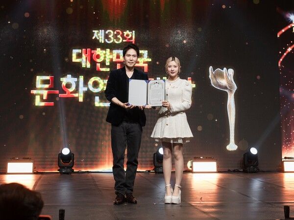 한국인플루언서콘텐츠협회 글로벌 탑 인플루언서 케지민이 지난 10일 그랜드 하얏트 서울호텔 그랜드볼룸에서 열린 대한민국문화연예대상 시상식에서 '아티스트부문 인플루언서 대상'을 수상했다. [한국인플루언서콘텐츠협회]