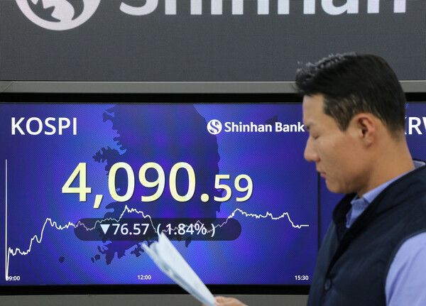 15일 서울 중구 신한은행 딜링룸 모습. [연합뉴스]