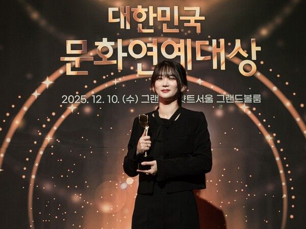 한국인플루언서콘텐츠협회 글로벌 탑 인플루언서 더에르고가 지난 10일 그랜드 하얏트 서울호텔 그랜드볼룸에서 열린 대한민국문화연예대상 시상식에서 '유아동 생활부문 인플루언서 대상'을 수상했다. [한국인플루언서콘텐츠협회]