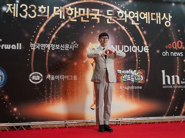 한국인플루언서콘텐츠협회 글로벌 탑 인플루언서 싱글벙글이 지난 10일 그랜드 하얏트 서울호텔 그랜드볼룸에서 열린 대한민국문화연예대상 시상식에서 '코미디부문 인플루언서 대상'을 수상했다. [한국인플루언서콘텐츠협회]