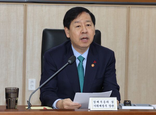 구윤철 부총리 겸 기획재정부 장관이 16일 정부세종청사 기재부 대회의실에서 열린 산업경쟁력강화 관계장관회의 겸 성장전략 TF에서 발언하고 있다. [연합뉴스]