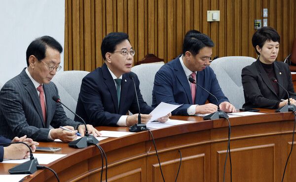 민의힘 송언석 원내대표(왼쪽 두번째)가 16일 국회에서 열린 원내대책회의에서 모두발언하고 있다.