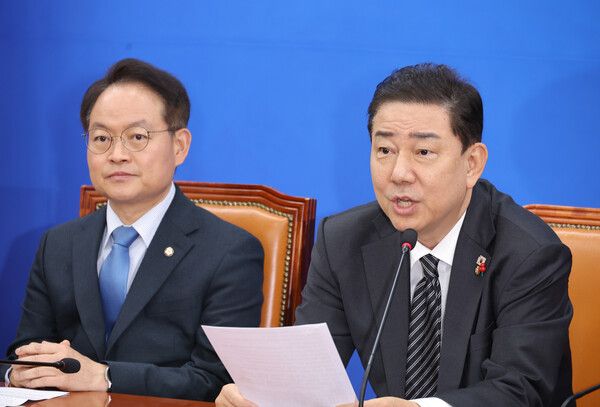 더불어민주당 김병기 원내대표가 16일 서울 여의도 국회에서 열린 원내대책회의에서 발언하고 있다.&nbsp;