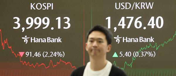 16일 서울 중구 하나은행 딜링룸 모습. [연합뉴스]