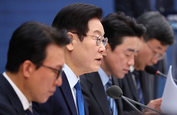 이재명 대통령이 17일 정부세종컨벤션센터에서 열린 산업부·지재처·중기부 업무보고에서 발언하고 있다. [연합뉴스]