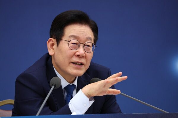 이재명 대통령이 17일 정부세종컨벤션센터에서 열린 기후에너지환경부(기상청)·원자력안전위원회 업무보고에서 발언하고 있다. [이하 연합뉴스]