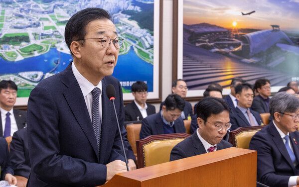 김윤덕 국토교통부 장관이 17일 국회 국토교통위원회 전체 회의에 출석해 전세사기 유형 및 피해 규모 등에 관한 보고를 하고 있다. [연합뉴스]