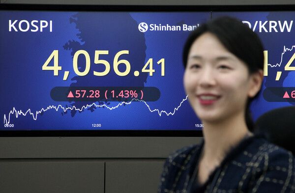 17일 서울 중구 신한은행 딜링룸 모습. [연합뉴스]