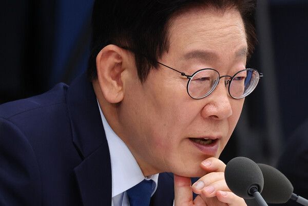 이재명 대통령이 17일 정부세종컨벤션센터에서 열린 산업부·지재처·중기부 업무보고에서 한국석유공사 관계자에게 질문하고 있다. [연합뉴스]