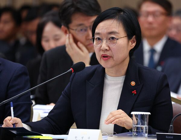한성숙 중소벤처기업부 장관이 17일 정부세종컨벤션센터에서 이재명 대통령에게 업무보고를 하고 있다.