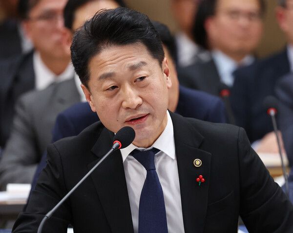 이호현 기후에너지환경부 제2차관이 17일 정부세종컨벤션센터에서 열린 기후부(기상청)·원안위 업무보고에서 이재명 대통령 질문에 답하고 있다.