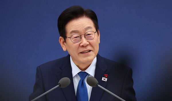 이재명 대통령이 17일 정부세종컨벤션센터에서 오전 세종컨벤션센터에서 열린 산업통상자원부·중소벤처기업부·지식재산처 업무보고에서 발언하고 있다. [SBS 뉴스 갈무리]