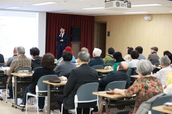 KB국민은행은 지난 16일 KB골든라이프 자문센터 종로 평창에서 시니어 고객 대상 금융·비금융 연계 고객초청 세미나인 ‘KB골든라이프 Gloden Class in 평창’ 을 개최했다. [KB국민은행]