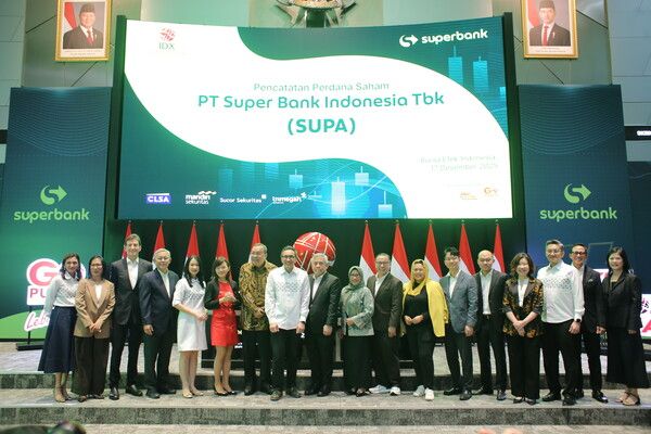카카오뱅크의 첫 글로벌 투자처인 ‘슈퍼뱅크’가 지난 17일 인도네시아 증권거래소에 상장했다. 사진은 같은 날 인도네시아 자카르타의 인도네시아 증권거래소(IDX)에서 열린 ‘슈퍼뱅크 상장 기념식’에서 카카오뱅크와 슈퍼뱅크 임직원들이 기념 촬영을 하고 있다. [카카오뱅크]