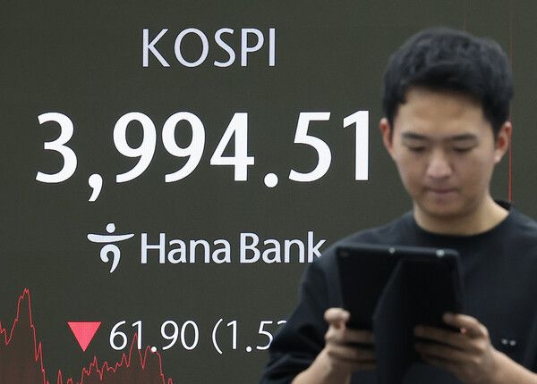 18일 서울 중구 하나은행 딜링룸 모습. [연합뉴스]