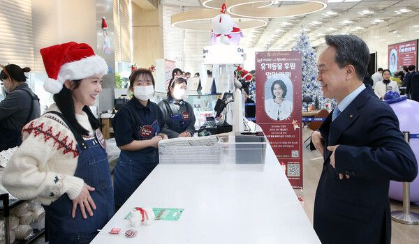 신한금융그룹은 서울 중구 신한금융그룹 본점에 위치한 카페스윗에서 시니어 특화 브랜드 ‘신한 SOL메이트’ 광고 모델인 배우 장나라와 함께 유기동물 보호를 위한 기부 활동을 진행했다. [신한금융]