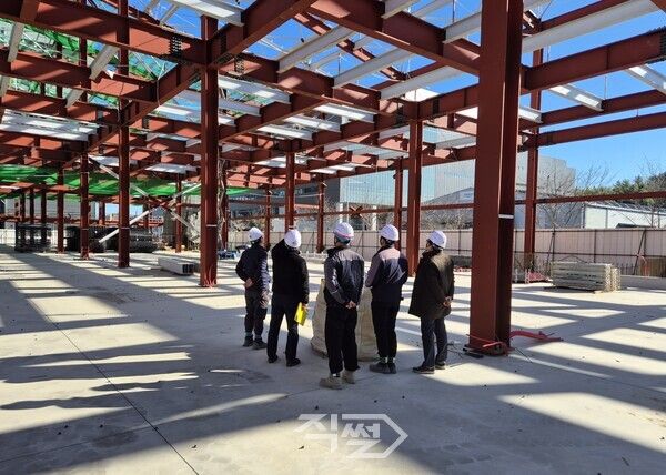 부산진해경제자유구역청 동절기 건설현장 안전점검 모습. [부산진해경자청]