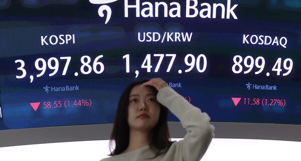 18일 서울 중구 하나은행 딜링룸 모습. [연합뉴스]