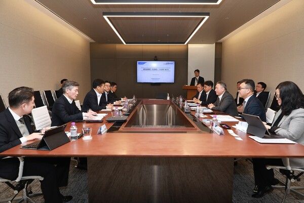 농협금융은&nbsp;17일&nbsp;서울 여의도 소재&nbsp;NH투자증권 본사에서&nbsp;'국민성장펀드 추진회의'를 개최했다.&nbsp;황종연 부사장(왼쪽 줄 왼쪽에서 세 번째)이 국민성장펀드 추진회의를 주재하고 있다. [NH농협금융]