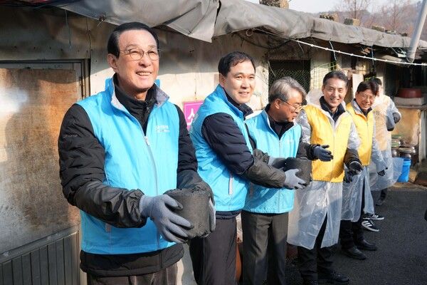 Sh수협은행과 수협중앙회는 연말연시를 맞아 17일 서울 개포동 구룡마을 일대에서 ‘사랑의 연탄’ 봉사활동을 실시했다. 노동진 수협중앙회장(왼쪽 첫번째), 신학기 Sh수협은행장(왼쪽 두 번째), 김기성 수협중앙회대표(왼쪽 세번째) 등이 함께 연탄 릴레이를 하고 있다. [Sh수협은행]