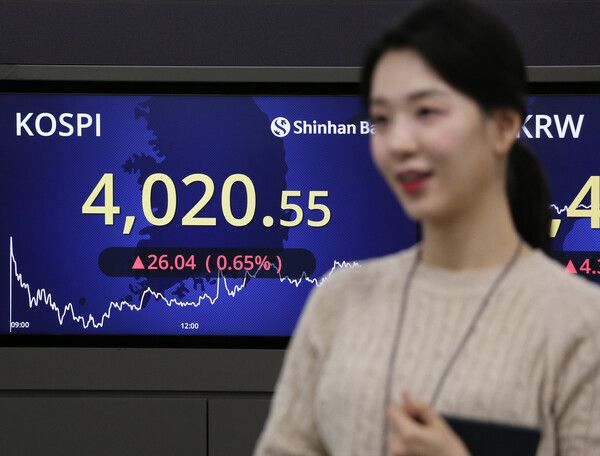 19일 서울 중구 신한은행 딜링룸 모습. [신한은행]