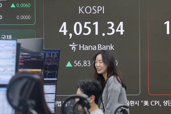 19일 서울 중구 하나은행 딜링룸 모습. [연합뉴스]