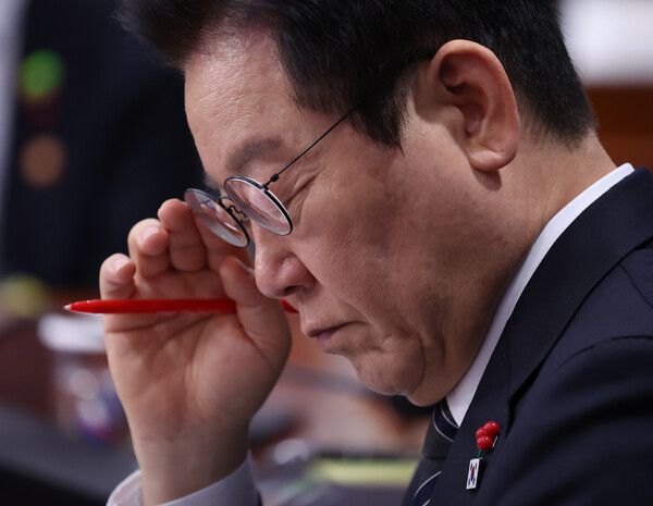 이재명 대통령이 19일 정부서울청사 별관에서 열린 금융위원회·공정거래위원회 업무보고에서 자료를 살펴보고 있다. [연합뉴스]