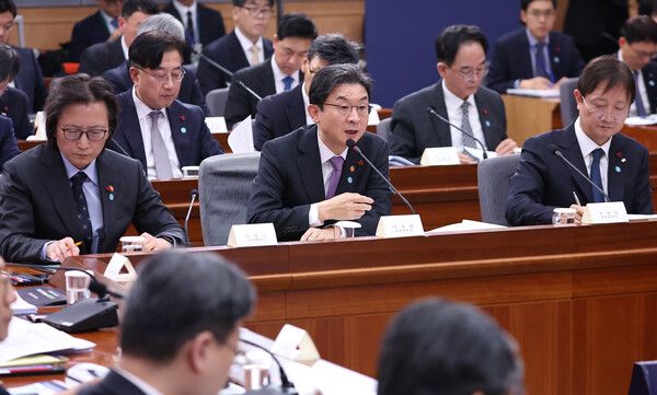 이억원 금융위원장이 19일 정부서울청사 별관에서 열린 금융위원회·공정거래위원회 업무보고에서 이재명 대통령 질문에 답하고 있다. [연합뉴스]