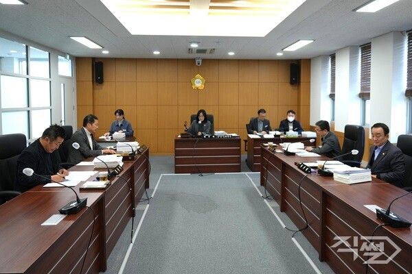 영천시의회 행정문화복지위원회 2025년도 행정사무감사 진행 모습. [영천시의회]