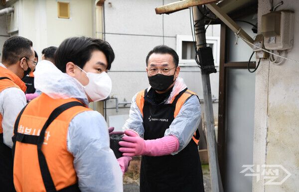 장병호 대표이사와 임직원들이 지난&nbsp;19일 서울 관악구 삼성동 일대에서 연탄 나누기 봉사활동을 진행하고 있다. [한화투자증권]