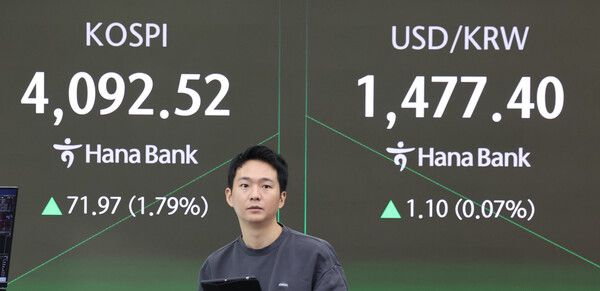 22일 서울 중구 하나은행 딜링룸 모습. [연합뉴스]