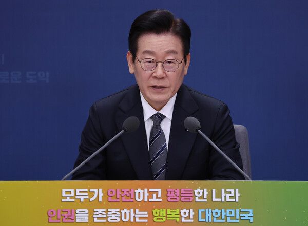 이재명 대통령이 19일 정부서울청사 별관에서 열린 법무부(대검찰청)·성평등가족부 업무보고에서 발언하고 있다. [연합뉴스]