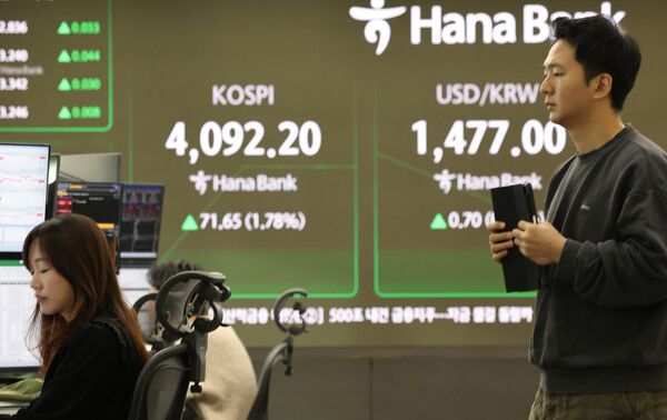 22일 서울 중구 하나은행 딜링룸 모습. [연합뉴스]