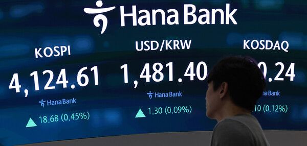 23일 서울 중구 하나은행 딜링룸 모습. [연합뉴스]