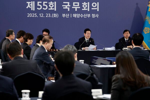 이재명 대통령이 23일 부산 동구 해양수산부 청사에서 국무회의를 주재하고 있다. [연합뉴스]