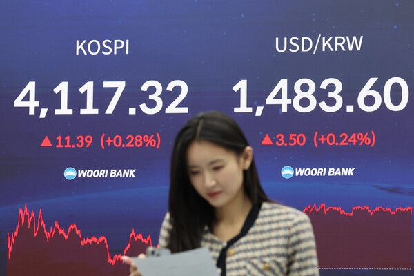 코스피가 강보합으로 마친 23일 서울 중구 우리은행 본점 딜링룸 현황판에 코스피 종가와 원달러 환율이 표시돼있다. [연합뉴스]