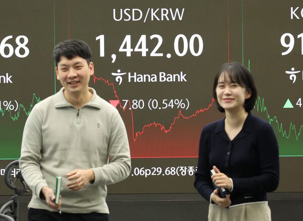 지난 26일 서울 중구 하나은행 딜링룸에서 딜러들이 대화하고 있다. 이날 원달러 환율은 9.5원 내린 1440.3원 거래를 마감했다. [연합뉴스]