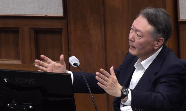 윤석열 전 대통령이 지난 24일 서울 서초구 서울중앙지법에서 열린 내란 우두머리 혐의 속행 공판에 출석해 발언하고 있다. [연합뉴스]