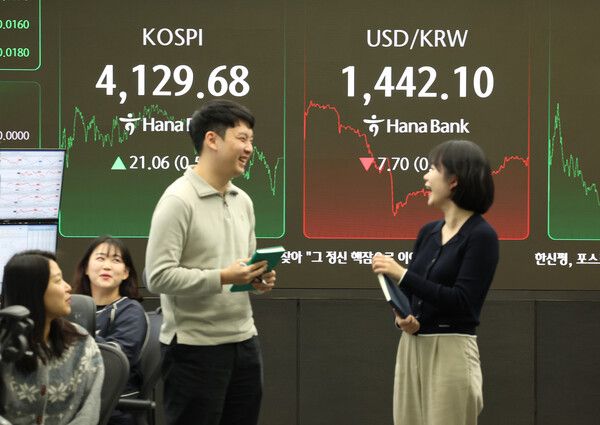 26일 서울 중구 하나은행 딜링룸에서 딜러들이 대화하고 있다. 코스피는 전장보다 21.06포인트(0.51%) 상승한 4129.68에 거래가 마감됐다. [연합뉴스]