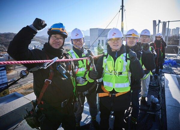 정재헌&nbsp;CEO(사진 왼쪽 세번째)와 구성원들이 기지국 설치 작업 현장에서 기념 촬영을 하고 있다. [SKT]