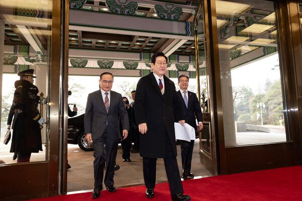 이재명 대통령이 29일 대통령실 이전 작업이 마무리된 청와대 본관으로 첫 출근하고 있다. [연합뉴스]