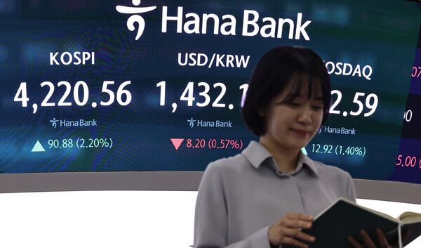 29일 서울 중구 하나은행 딜링룸 모습. [연합뉴스]