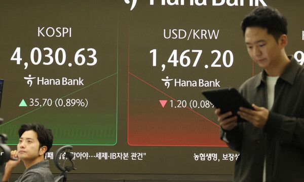 3일 서울 중구 하나은행 딜링룸 모습. [연합뉴스]